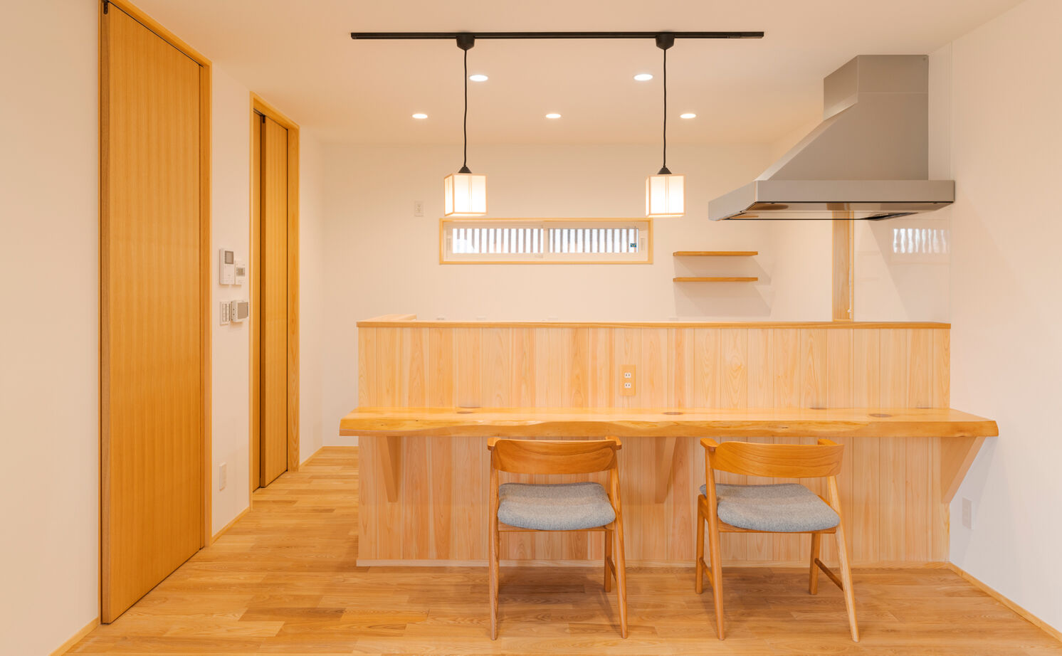 大政建築 【岐阜県/和モダン/借景/畳リビング】丸窓から桜を望む、前の家の面影を残した和の趣あふれる住まいの建築実例画像6