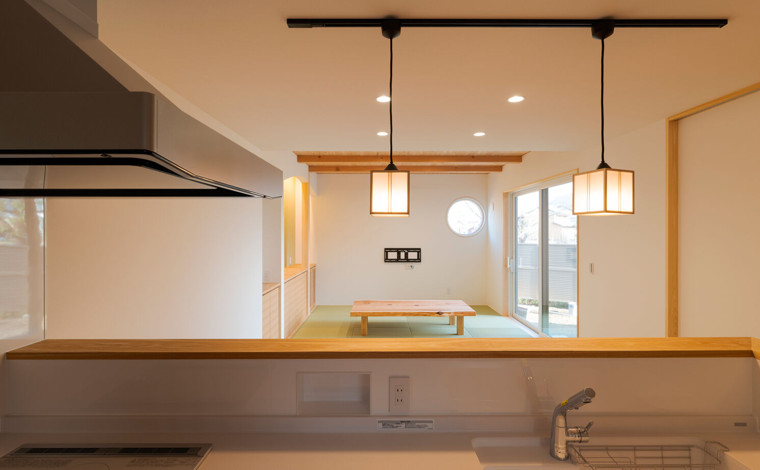 大政建築 【岐阜県/和モダン/借景/畳リビング】丸窓から桜を望む、前の家の面影を残した和の趣あふれる住まいの建築実例画像8