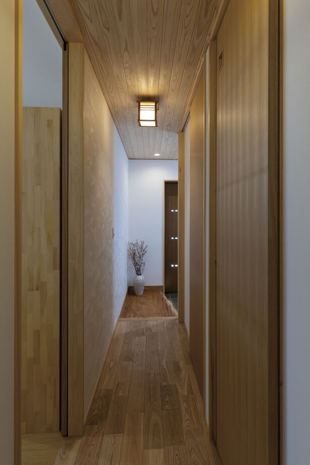 大政建築 【岐阜県/和モダン/借景/畳リビング】丸窓から桜を望む、前の家の面影を残した和の趣あふれる住まいの建築実例画像12