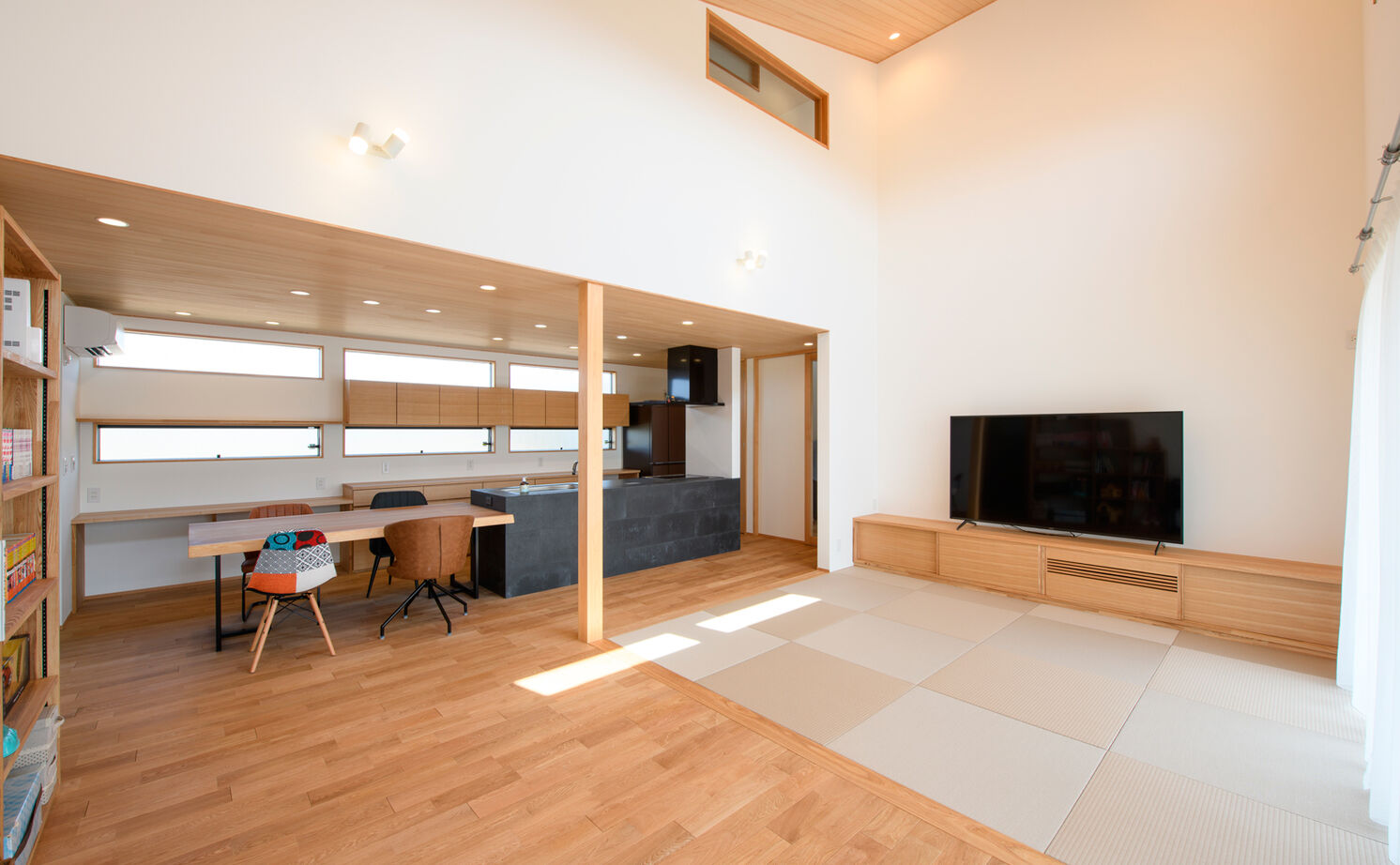 大政建築 【岐阜県/3000万円台/和モダン/間取図有】畳リビング＆勾配天井が心地よい大空間LDK。快適な家事動線も実現の建築実例画像4