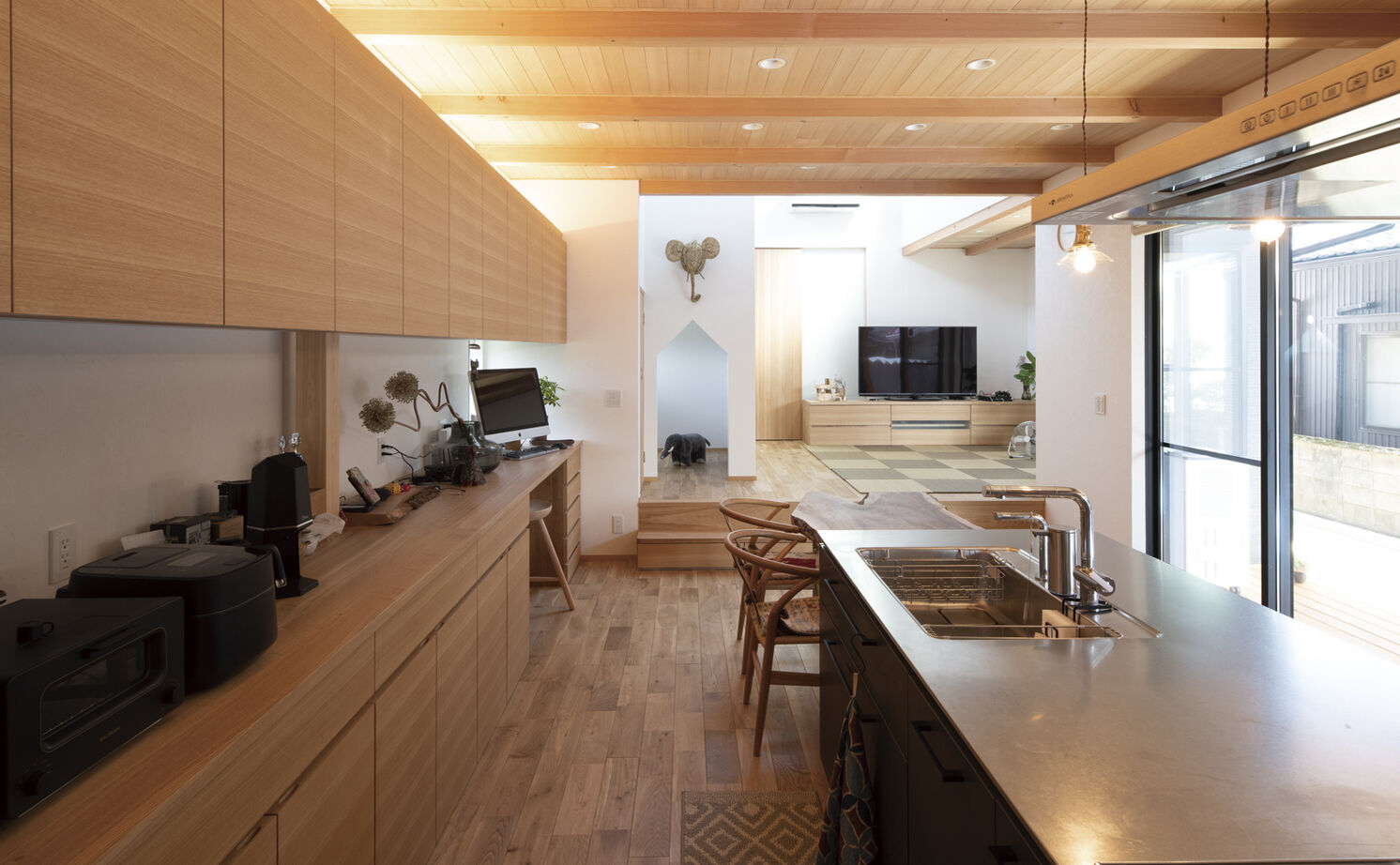 大政建築 【岐阜県/和モダン/スキップフロア】空間を立体的に活用。住宅地の細長い土地でも明るく開放的な室内を実現の建築実例画像2