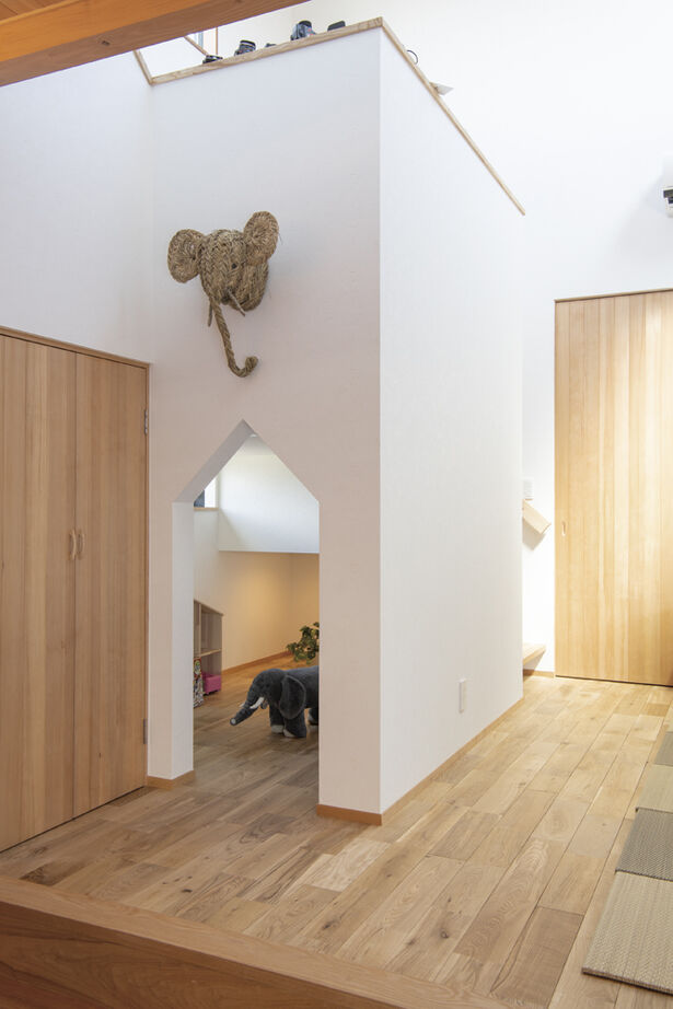 大政建築 【岐阜県/和モダン/スキップフロア】空間を立体的に活用。住宅地の細長い土地でも明るく開放的な室内を実現の建築実例画像5