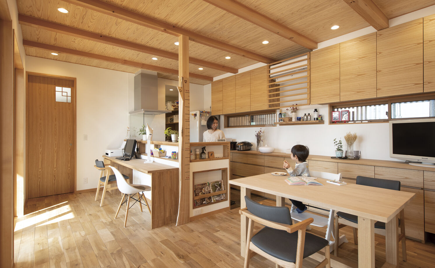 大政建築 【岐阜県/和モダン/造作家具/間取図有】家具や建具も自分たちでデザイン。「木」が引き立つ和モダンな家の建築実例画像1