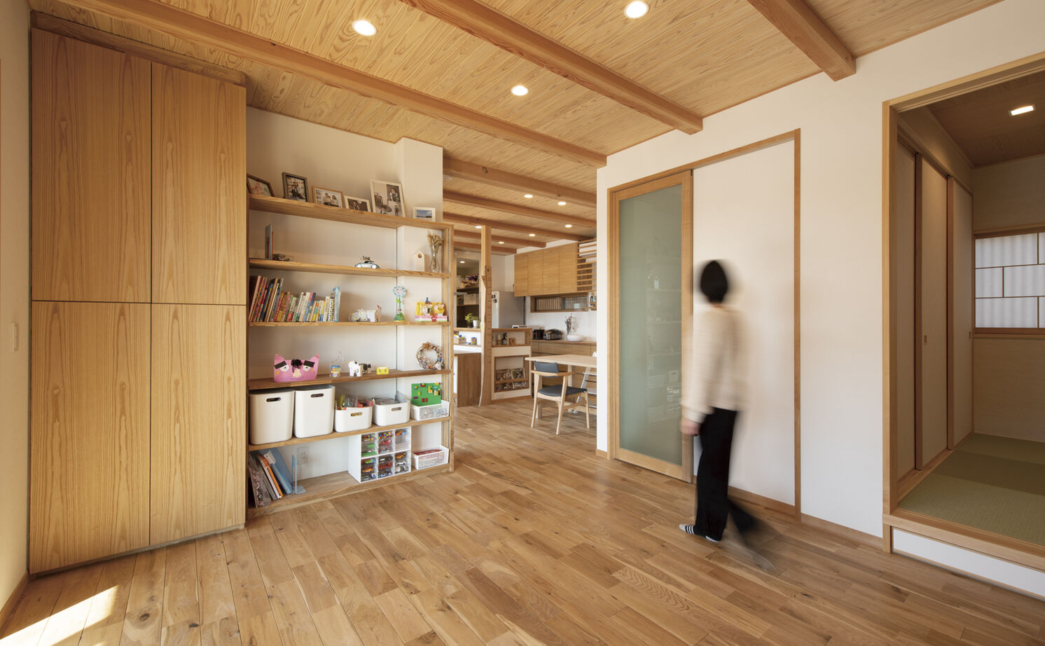 大政建築 【岐阜県/和モダン/造作家具/間取図有】家具や建具も自分たちでデザイン。「木」が引き立つ和モダンな家の建築実例画像4