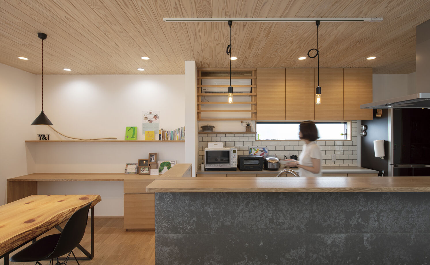 大政建築 【三重県/2000万円台/和モダン/間取図有】吹抜けリビングが開放的な、無垢材と漆喰に囲まれた心地よい家の建築実例画像2