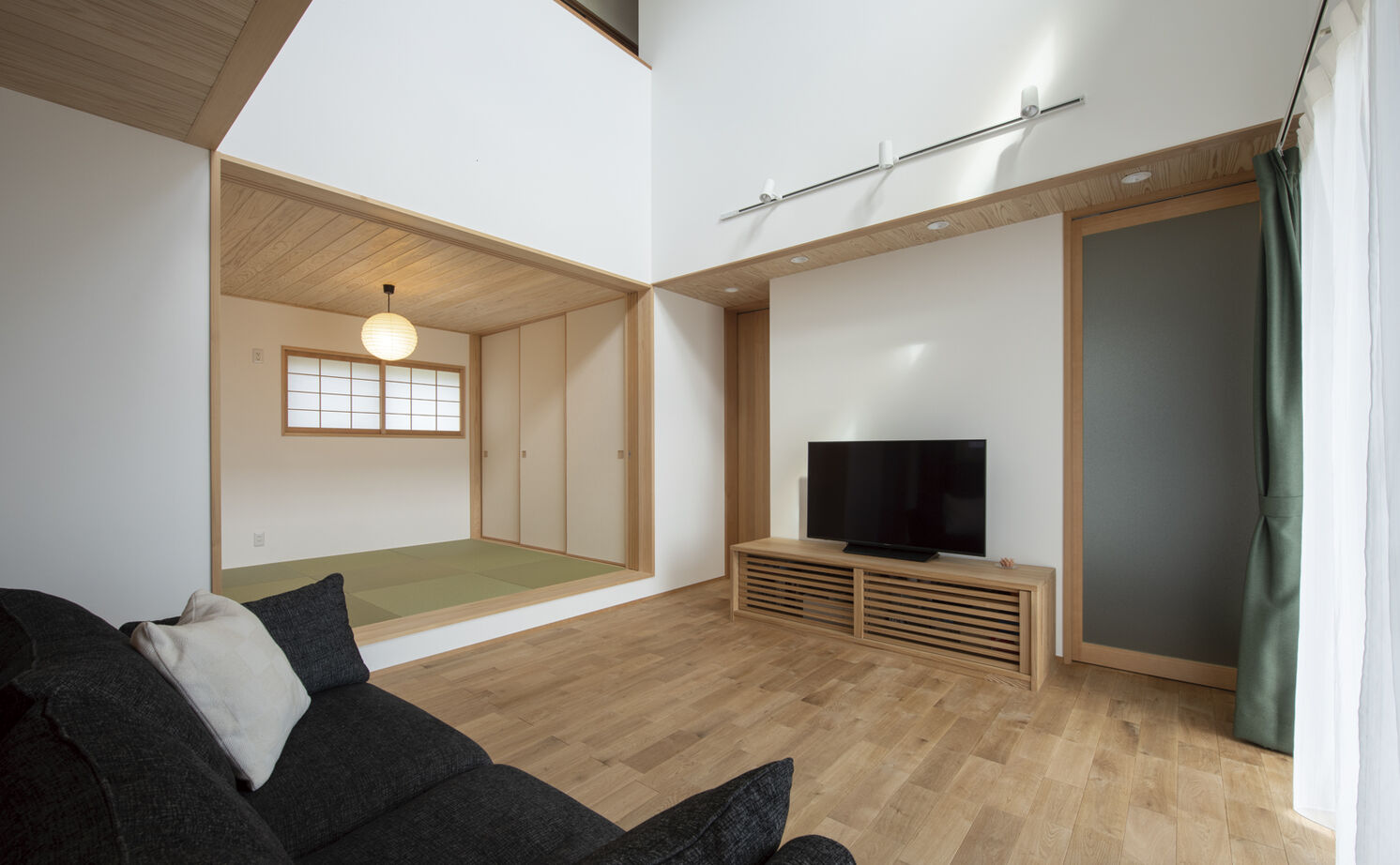 大政建築 【三重県/2000万円台/和モダン/間取図有】吹抜けリビングが開放的な、無垢材と漆喰に囲まれた心地よい家の建築実例画像4