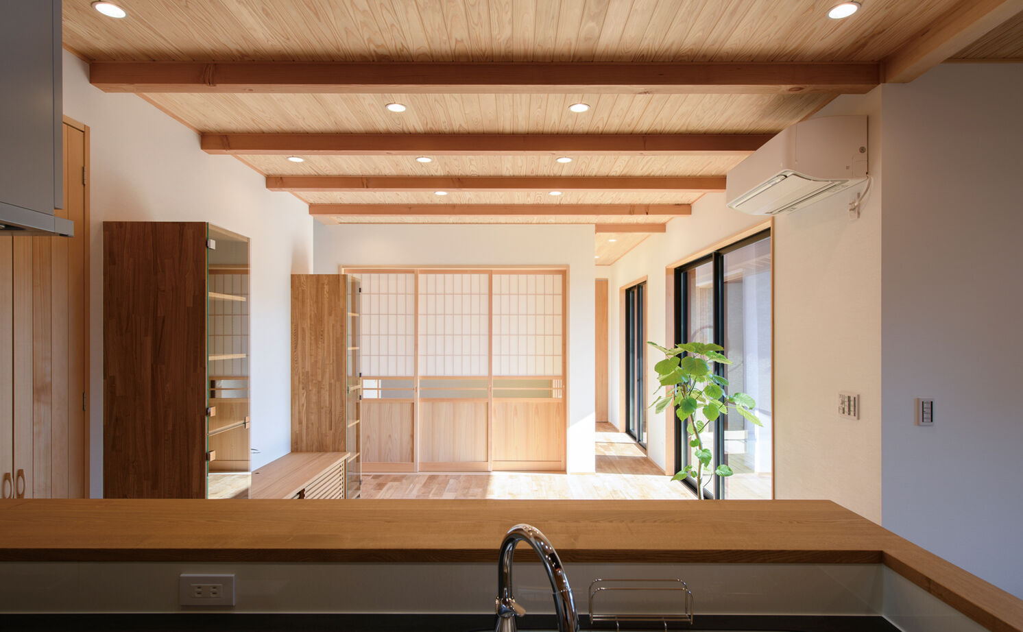 大政建築 【岐阜県/2000万円台/和モダン/間取図有】軒の深い縁側や格子で和を表現。「京都」をイメージした趣ある家の建築実例画像2