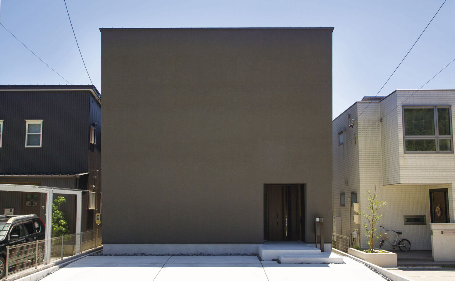 大政建築 【岐阜県/シンプルモダン/中庭】窓のない無機質な外観の中に広がる、吹抜け＆中庭を設けた開放的な住空間の建築実例画像1