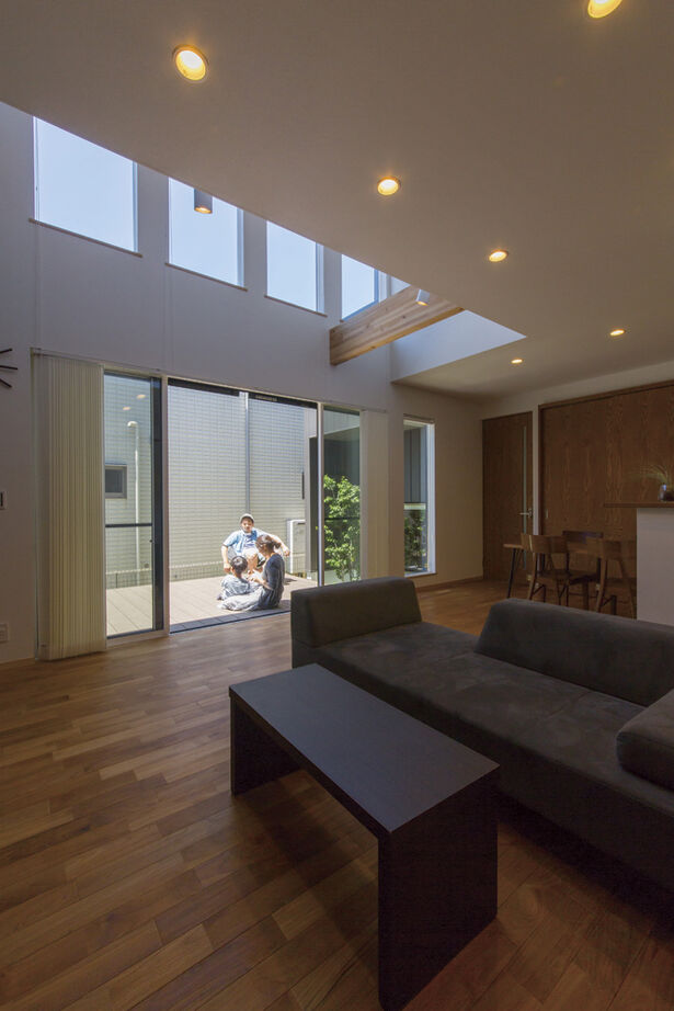 大政建築 【岐阜県/シンプルモダン/中庭】窓のない無機質な外観の中に広がる、吹抜け＆中庭を設けた開放的な住空間の建築実例画像2