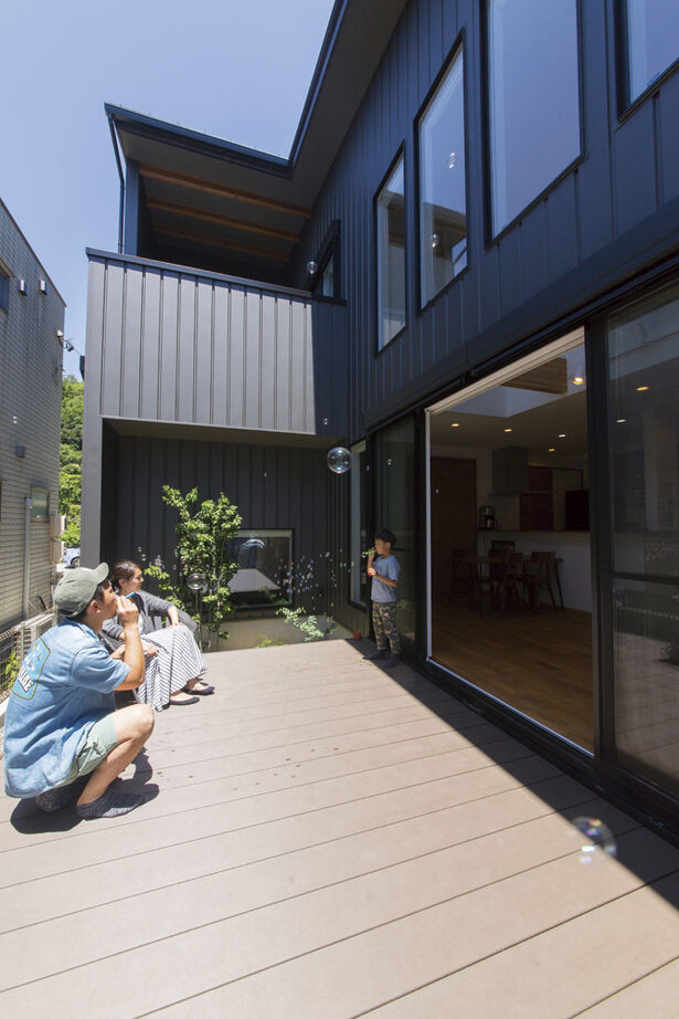 大政建築 【岐阜県/シンプルモダン/中庭】窓のない無機質な外観の中に広がる、吹抜け＆中庭を設けた開放的な住空間の建築実例画像3