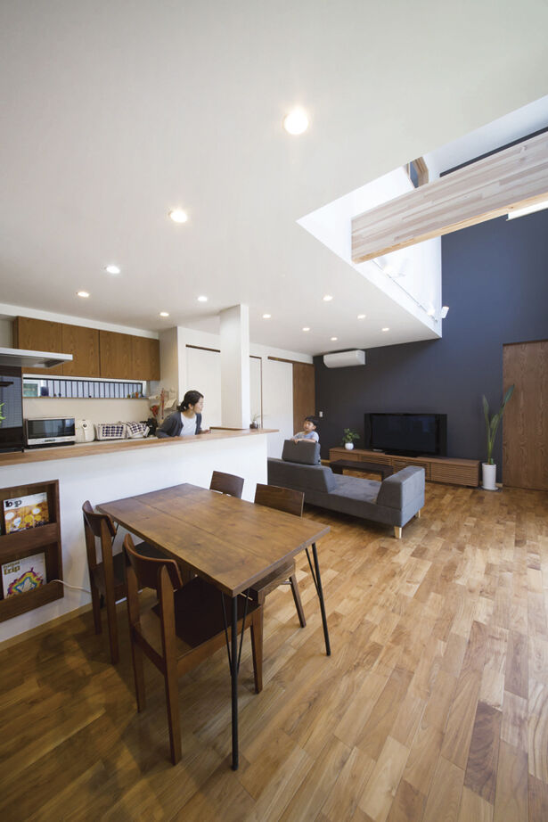 大政建築 【岐阜県/シンプルモダン/中庭】窓のない無機質な外観の中に広がる、吹抜け＆中庭を設けた開放的な住空間の建築実例画像4