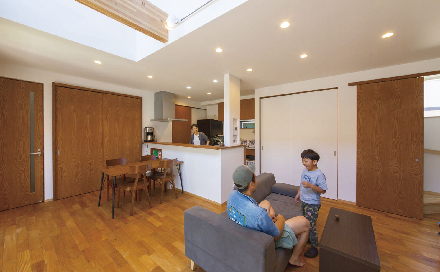 大政建築 【岐阜県/シンプルモダン/中庭】窓のない無機質な外観の中に広がる、吹抜け＆中庭を設けた開放的な住空間の建築実例画像5