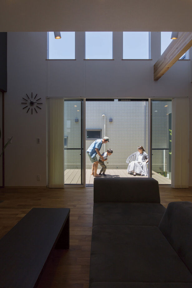 大政建築 【岐阜県/シンプルモダン/中庭】窓のない無機質な外観の中に広がる、吹抜け＆中庭を設けた開放的な住空間の建築実例画像6