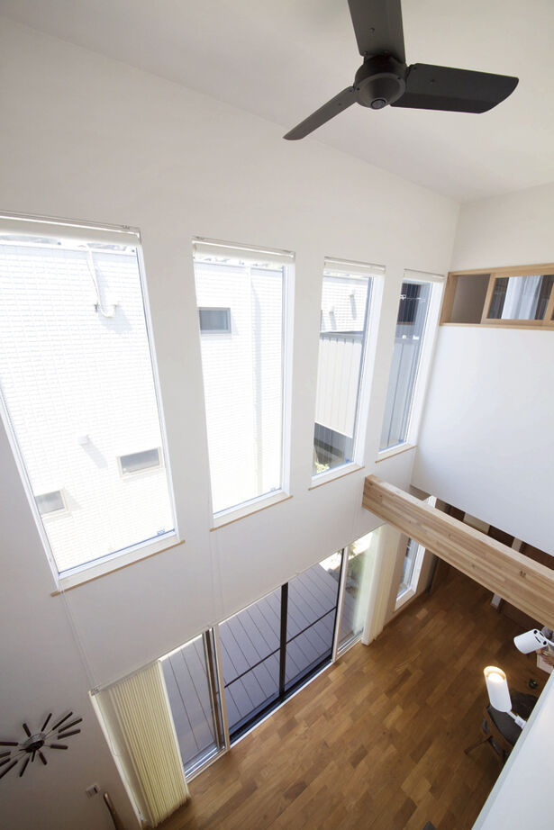 大政建築 【岐阜県/シンプルモダン/中庭】窓のない無機質な外観の中に広がる、吹抜け＆中庭を設けた開放的な住空間の建築実例画像7