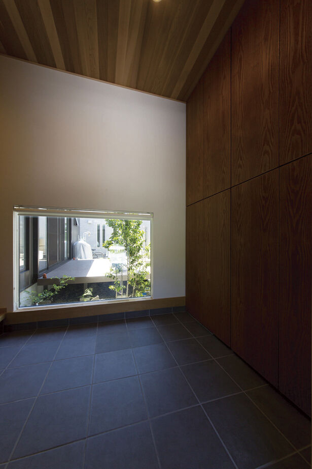 大政建築 【岐阜県/シンプルモダン/中庭】窓のない無機質な外観の中に広がる、吹抜け＆中庭を設けた開放的な住空間の建築実例画像8