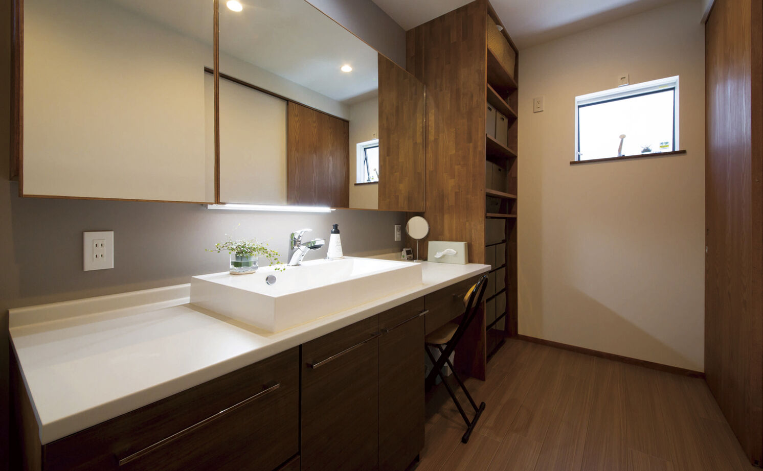 大政建築 【岐阜県/シンプルモダン/中庭】窓のない無機質な外観の中に広がる、吹抜け＆中庭を設けた開放的な住空間の建築実例画像9