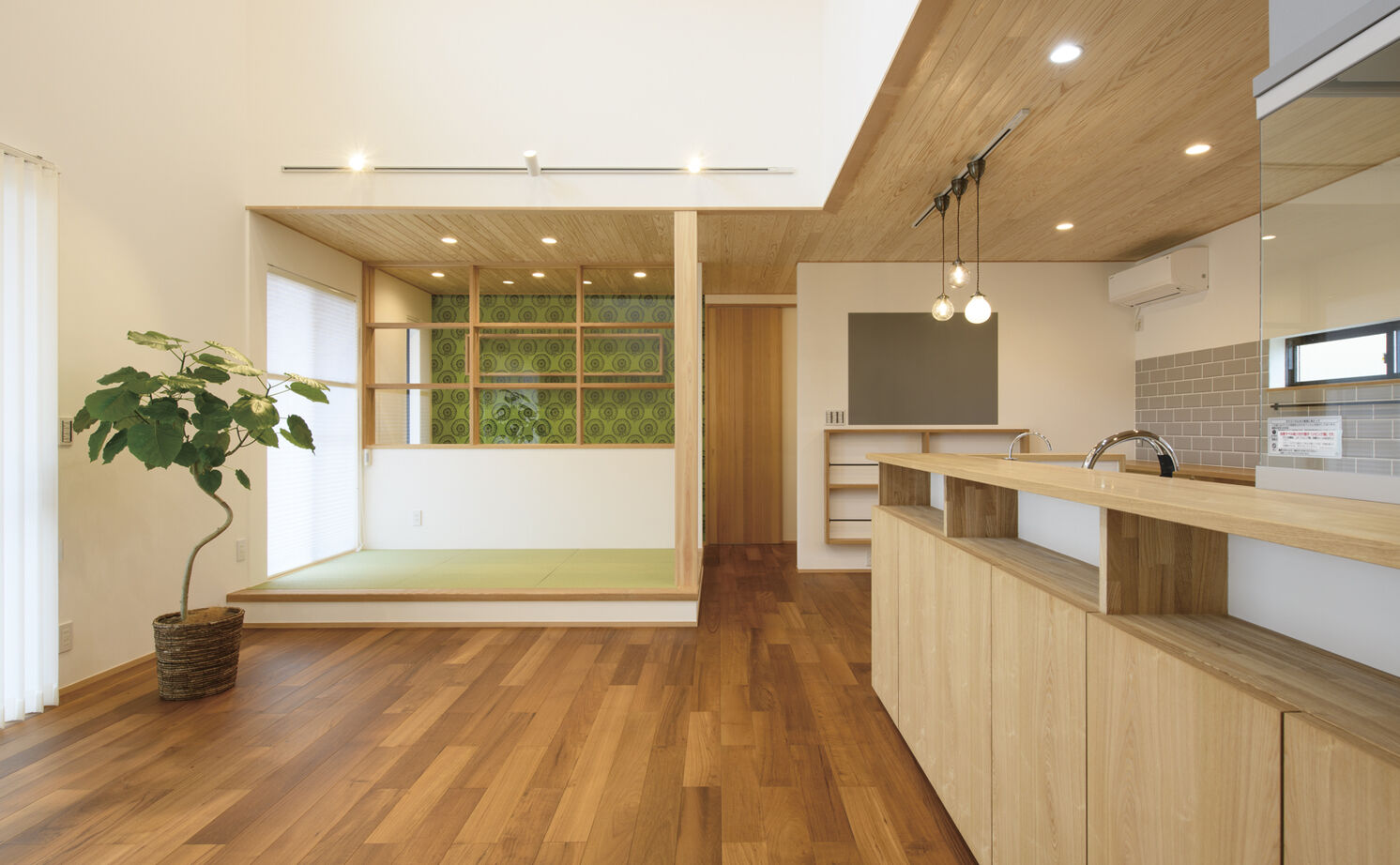 大政建築 【岐阜県/2000万円台/ガレージ/間取図有】勾配天井の開放的なリビングが心地よい、ガレージ一体型の住まいの建築実例画像2