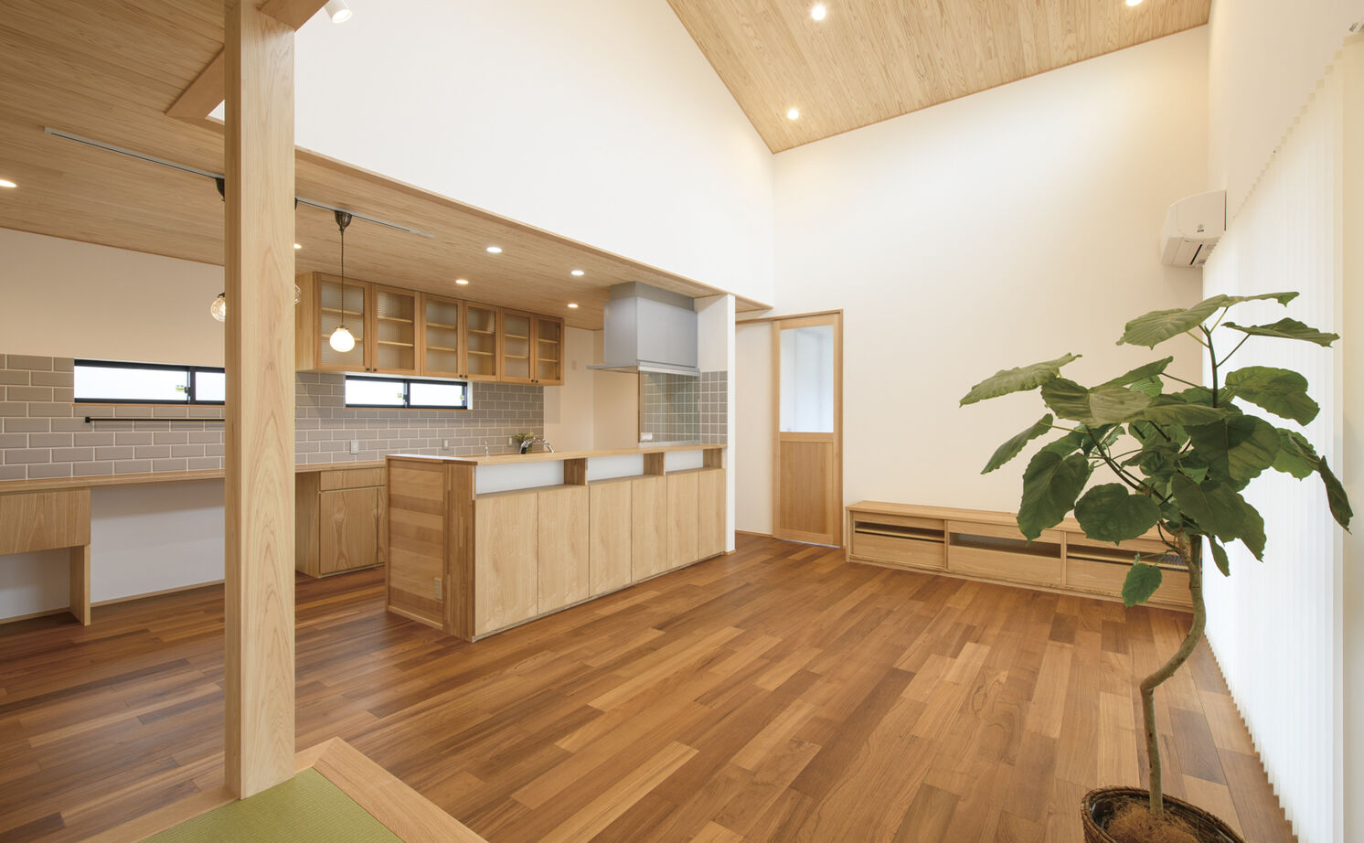 大政建築 【岐阜県/2000万円台/ガレージ/間取図有】勾配天井の開放的なリビングが心地よい、ガレージ一体型の住まいの建築実例画像3