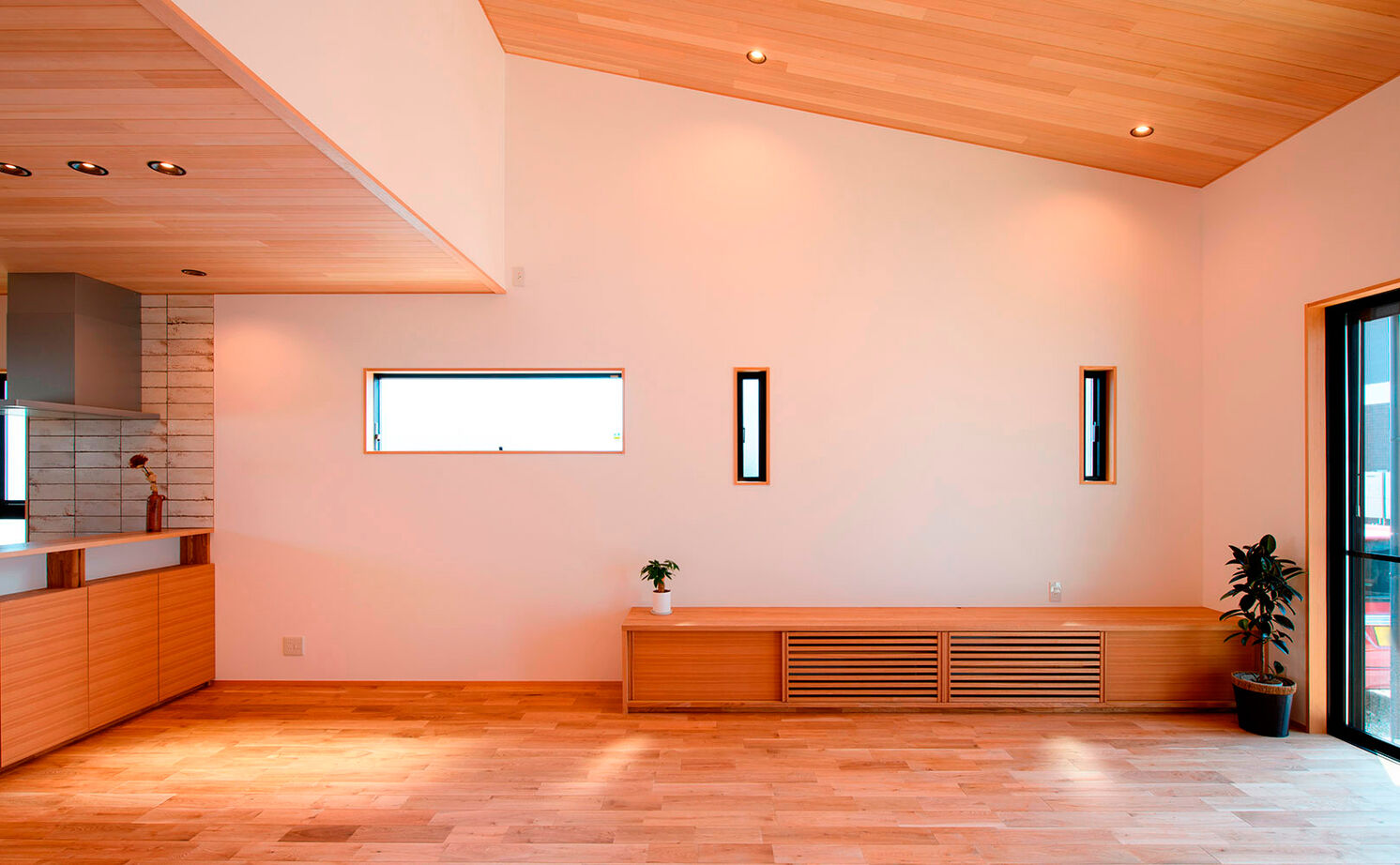 大政建築 【岐阜市｜平屋のガレージハウス】勾配天井のリビングは開放感たっぷり。家事ラク間取りの和モダンな平屋の建築実例画像2