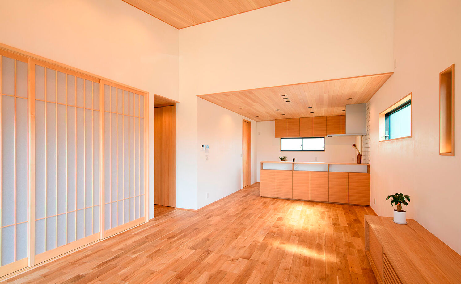 大政建築 【岐阜市｜平屋のガレージハウス】勾配天井のリビングは開放感たっぷり。家事ラク間取りの和モダンな平屋の建築実例画像3