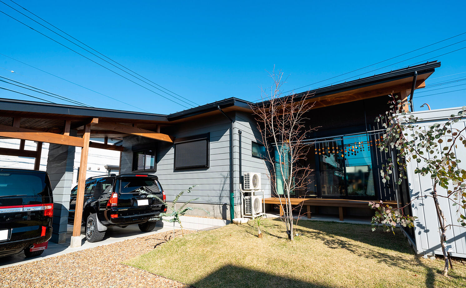 大政建築 【岐阜市｜平屋のガレージハウス】勾配天井のリビングは開放感たっぷり。家事ラク間取りの和モダンな平屋の建築実例画像4