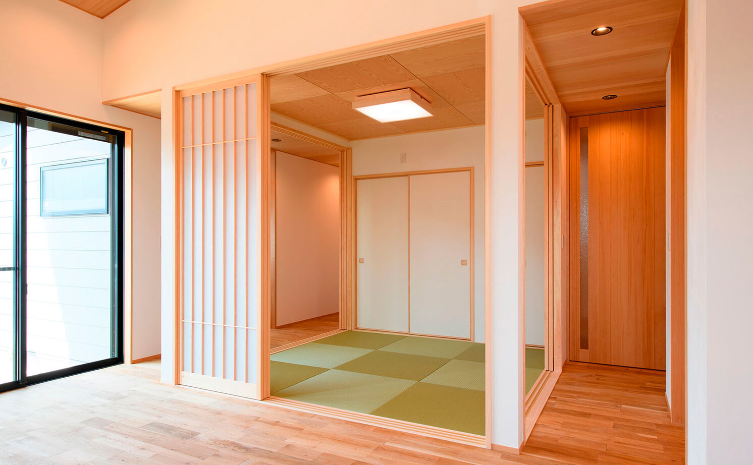 大政建築 【岐阜市｜平屋のガレージハウス】勾配天井のリビングは開放感たっぷり。家事ラク間取りの和モダンな平屋の建築実例画像6