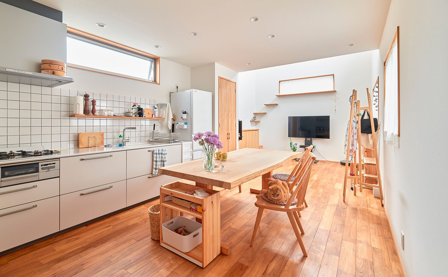 大政建築 【各務原市｜趣味を楽しむ×ネコと暮らす】厨房で料理やお菓子づくり。吹抜けリビングは愛猫と過ごす場所の建築実例画像1