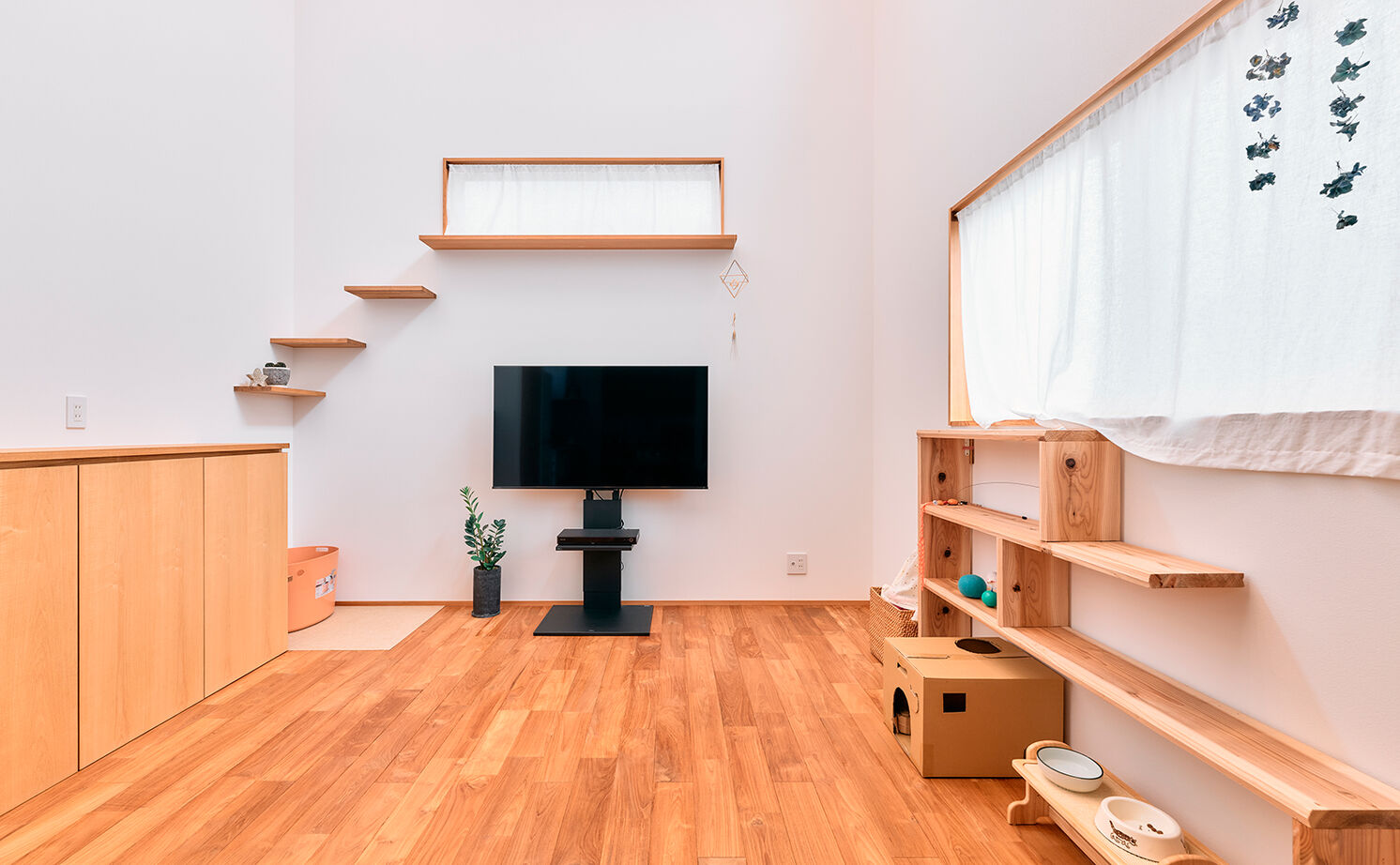 大政建築 【各務原市｜趣味を楽しむ×ネコと暮らす】厨房で料理やお菓子づくり。吹抜けリビングは愛猫と過ごす場所の建築実例画像4