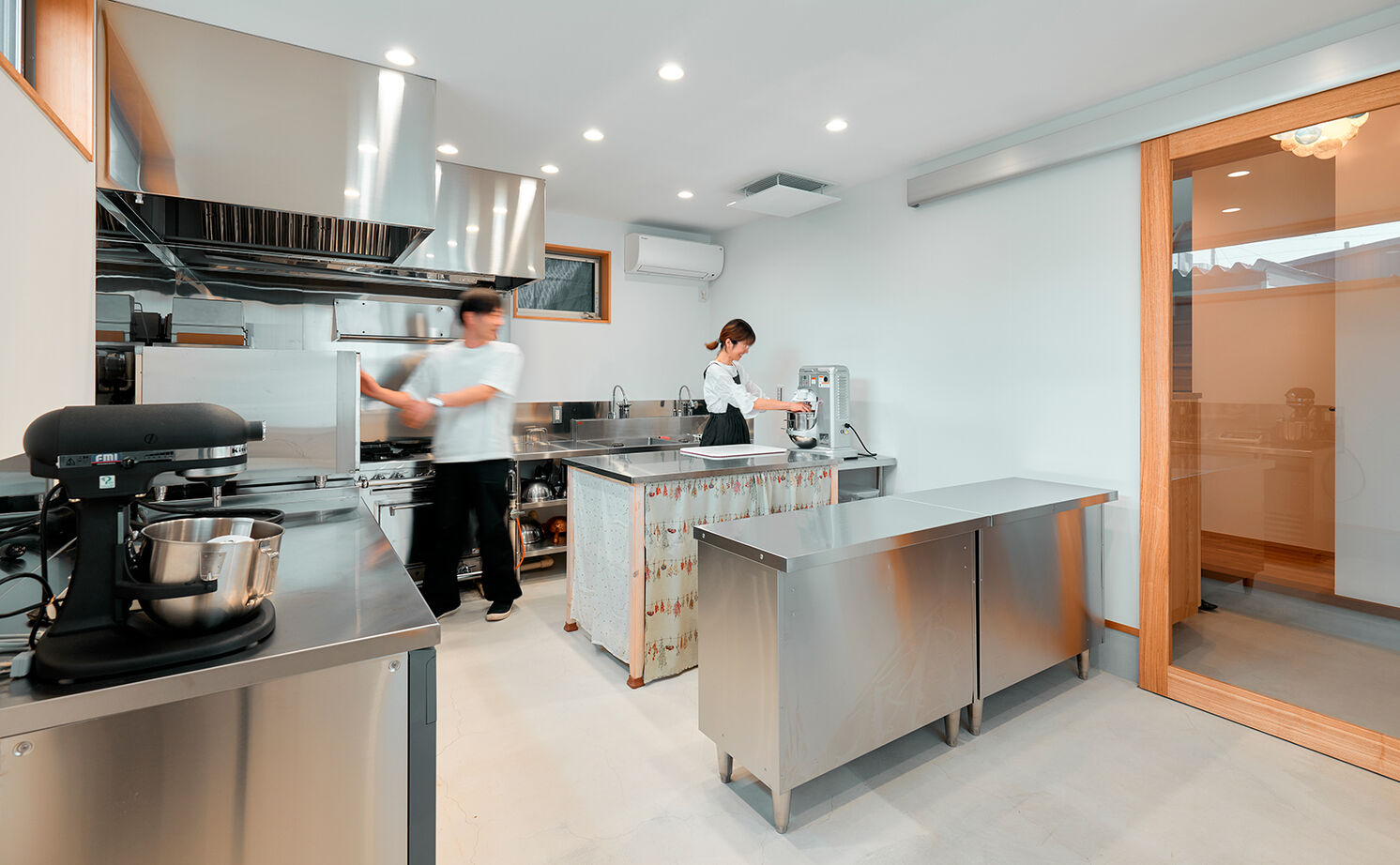 大政建築 【各務原市｜趣味を楽しむ×ネコと暮らす】厨房で料理やお菓子づくり。吹抜けリビングは愛猫と過ごす場所の建築実例画像6