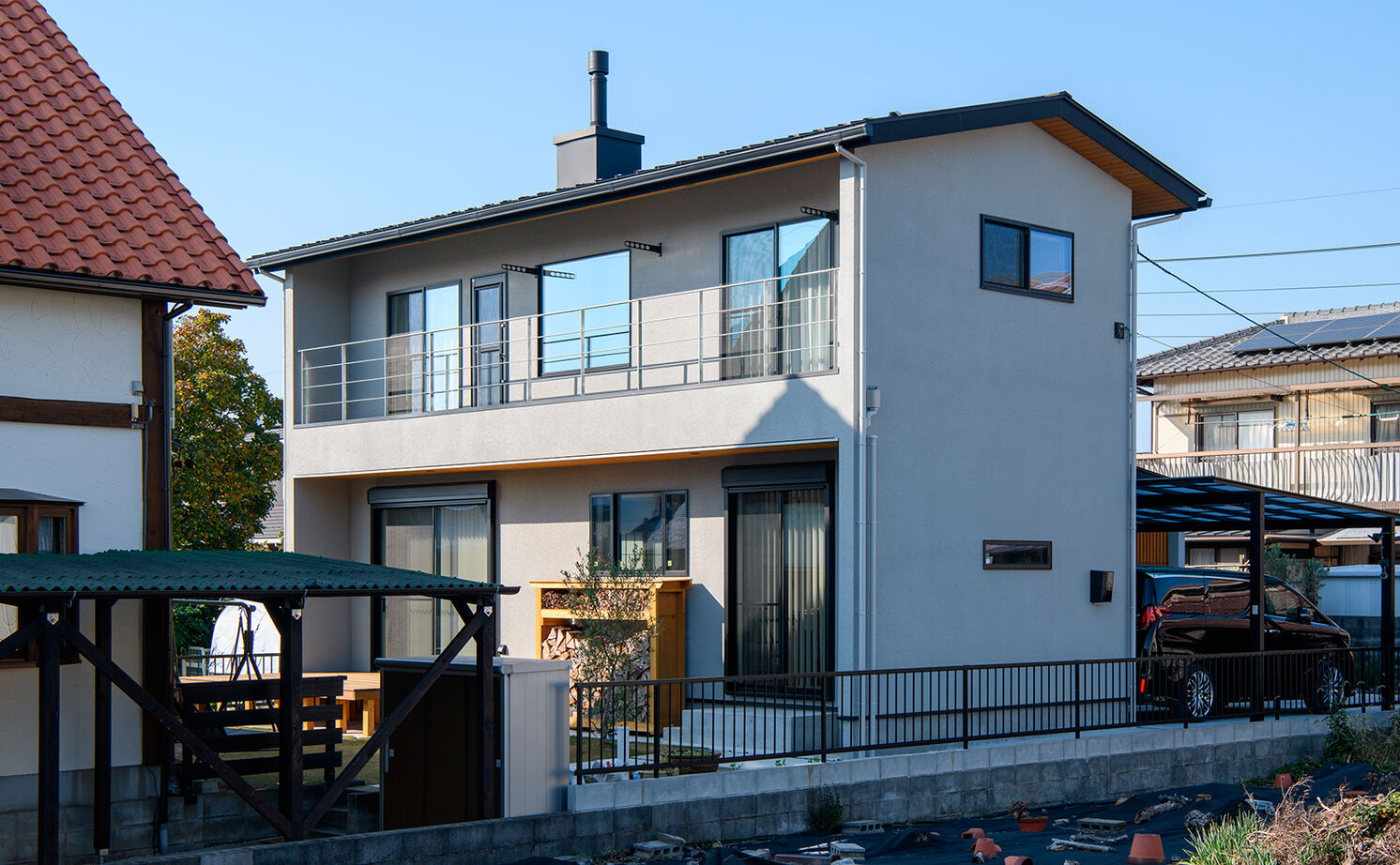 大政建築 【各務原市｜吹抜け×薪ストーブ】方向によって異なる家に見える外観が特徴的。ナチュラルモダンな２階建ての建築実例画像1