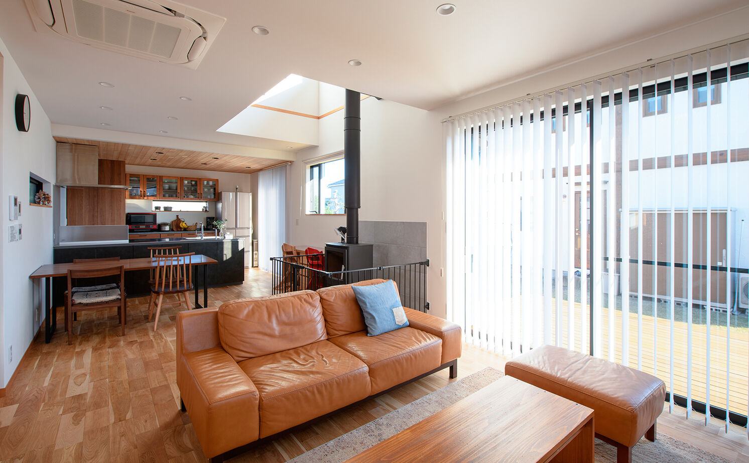 大政建築 【各務原市｜吹抜け×薪ストーブ】方向によって異なる家に見える外観が特徴的。ナチュラルモダンな２階建ての建築実例画像2