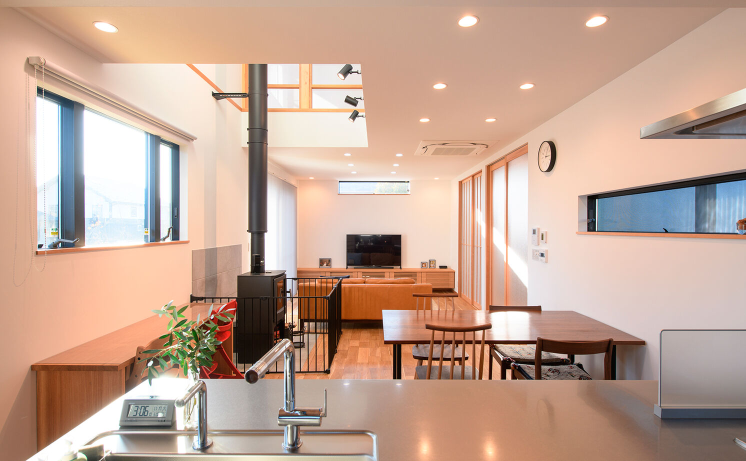 大政建築 【各務原市｜吹抜け×薪ストーブ】方向によって異なる家に見える外観が特徴的。ナチュラルモダンな２階建ての建築実例画像3