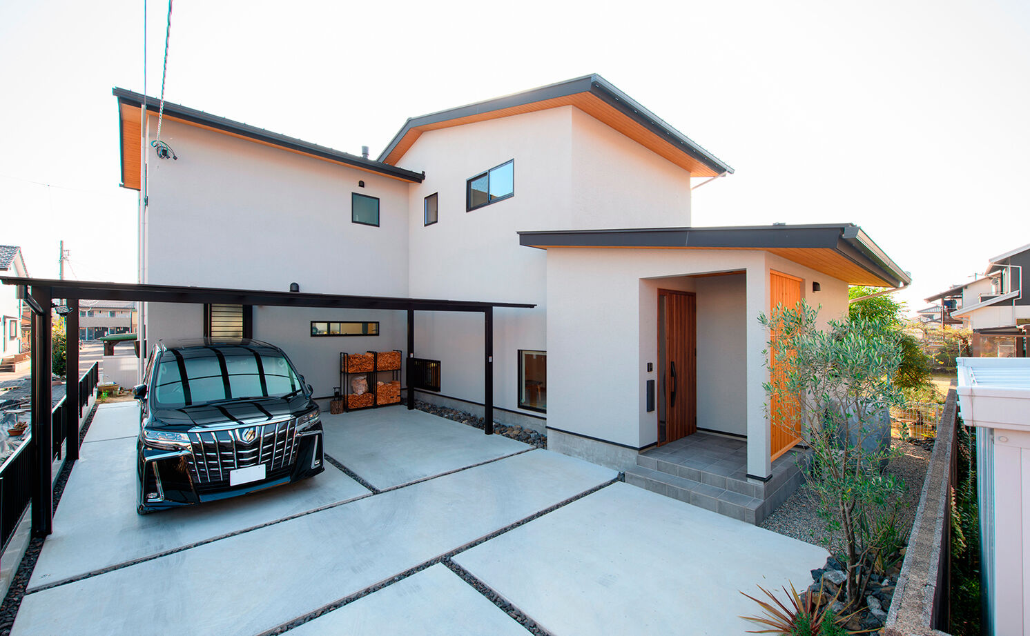 大政建築 【各務原市｜吹抜け×薪ストーブ】方向によって異なる家に見える外観が特徴的。ナチュラルモダンな２階建ての建築実例画像4