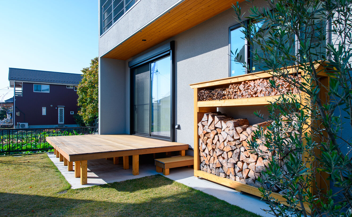 大政建築 【各務原市｜吹抜け×薪ストーブ】方向によって異なる家に見える外観が特徴的。ナチュラルモダンな２階建ての建築実例画像5