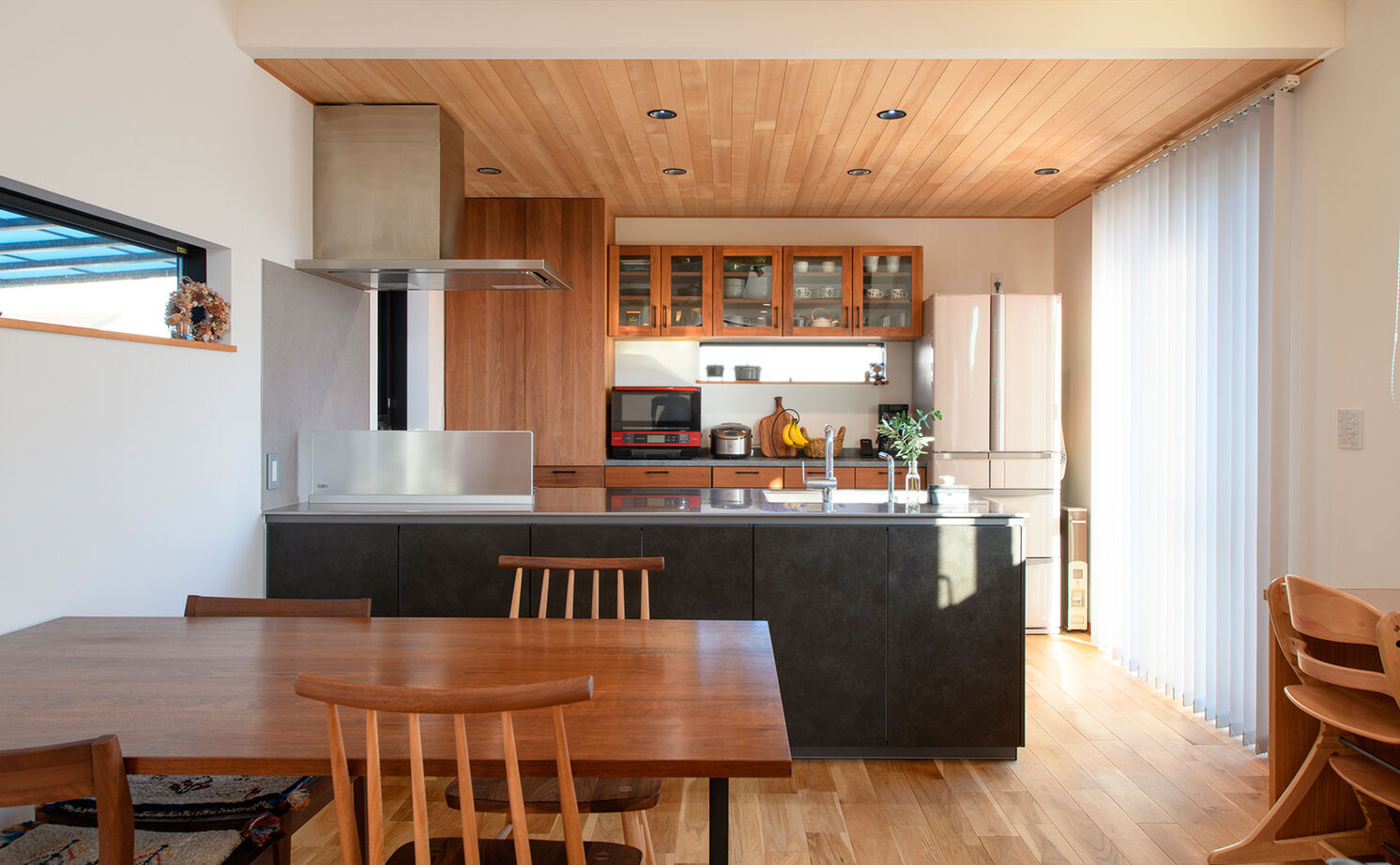 大政建築 【各務原市｜吹抜け×薪ストーブ】方向によって異なる家に見える外観が特徴的。ナチュラルモダンな２階建ての建築実例画像6