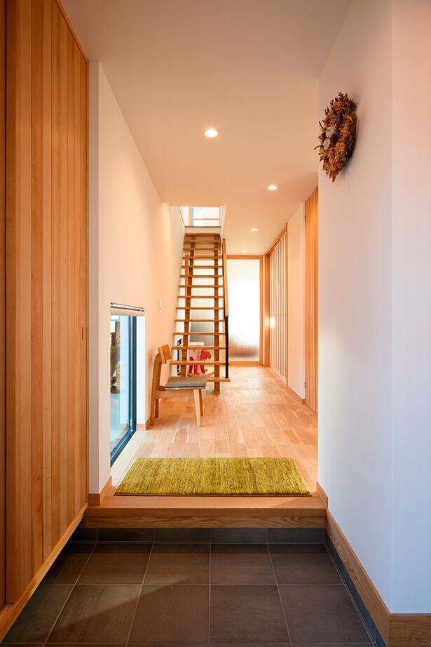 大政建築 【各務原市｜吹抜け×薪ストーブ】方向によって異なる家に見える外観が特徴的。ナチュラルモダンな２階建ての建築実例画像7