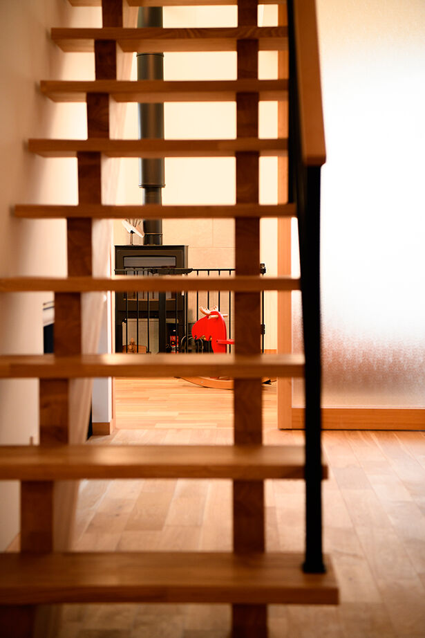 大政建築 【各務原市｜吹抜け×薪ストーブ】方向によって異なる家に見える外観が特徴的。ナチュラルモダンな２階建ての建築実例画像8