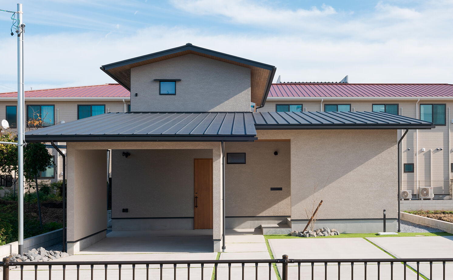 大政建築 【羽島郡｜ガレージハウス】間取りの中心はオシャレなＬＤＫ。レッドシダーを効かせた和モダンな家の建築実例画像1