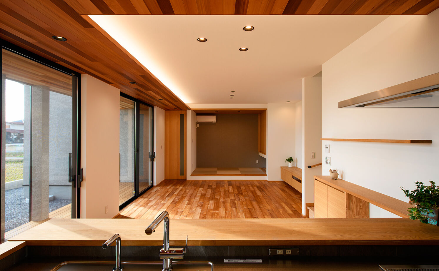 大政建築 【羽島郡｜ガレージハウス】間取りの中心はオシャレなＬＤＫ。レッドシダーを効かせた和モダンな家の建築実例画像2