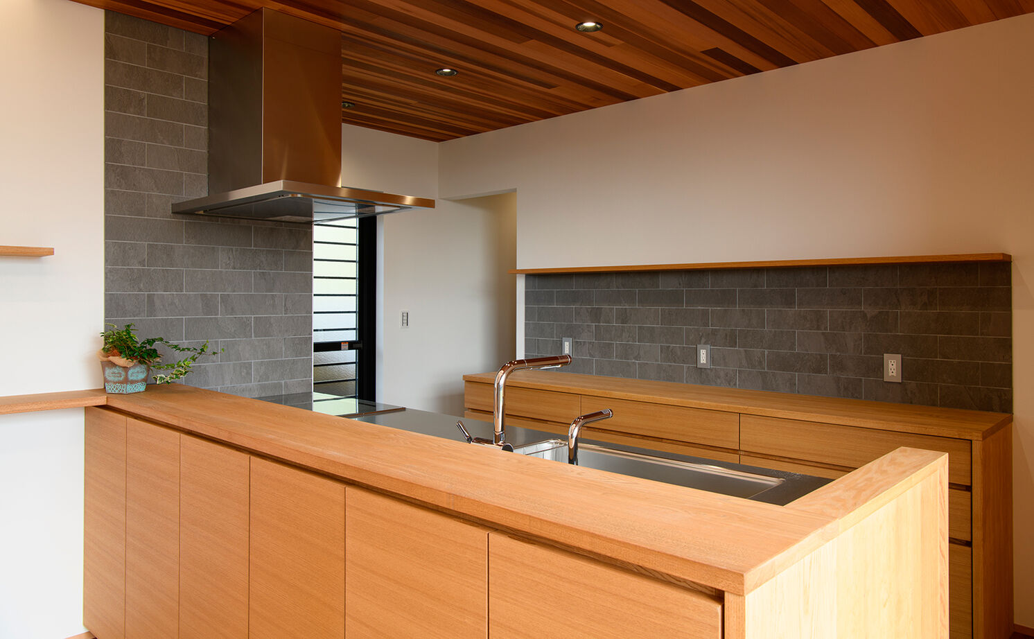 大政建築 【羽島郡｜ガレージハウス】間取りの中心はオシャレなＬＤＫ。レッドシダーを効かせた和モダンな家の建築実例画像4