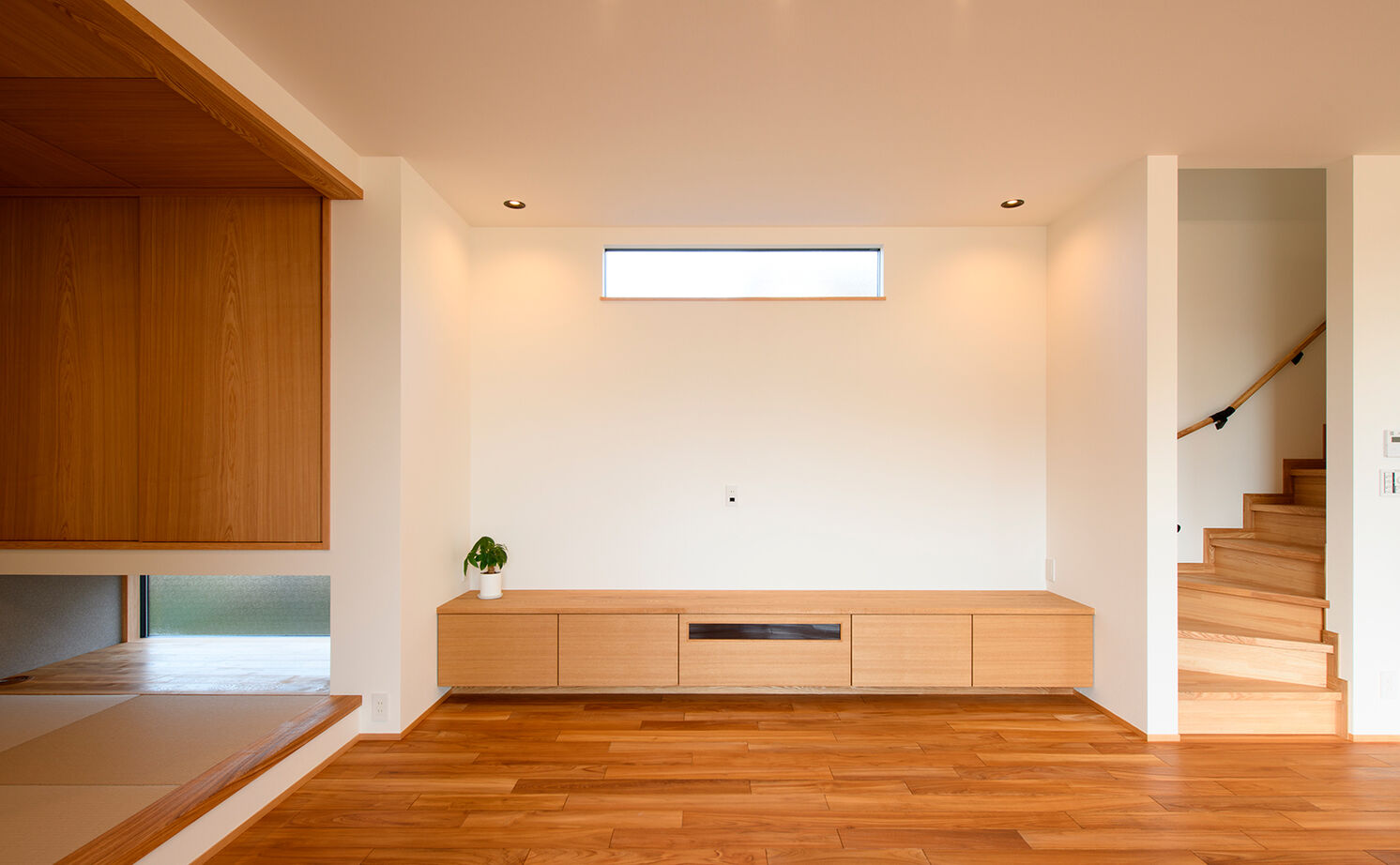 大政建築 【羽島郡｜ガレージハウス】間取りの中心はオシャレなＬＤＫ。レッドシダーを効かせた和モダンな家の建築実例画像6