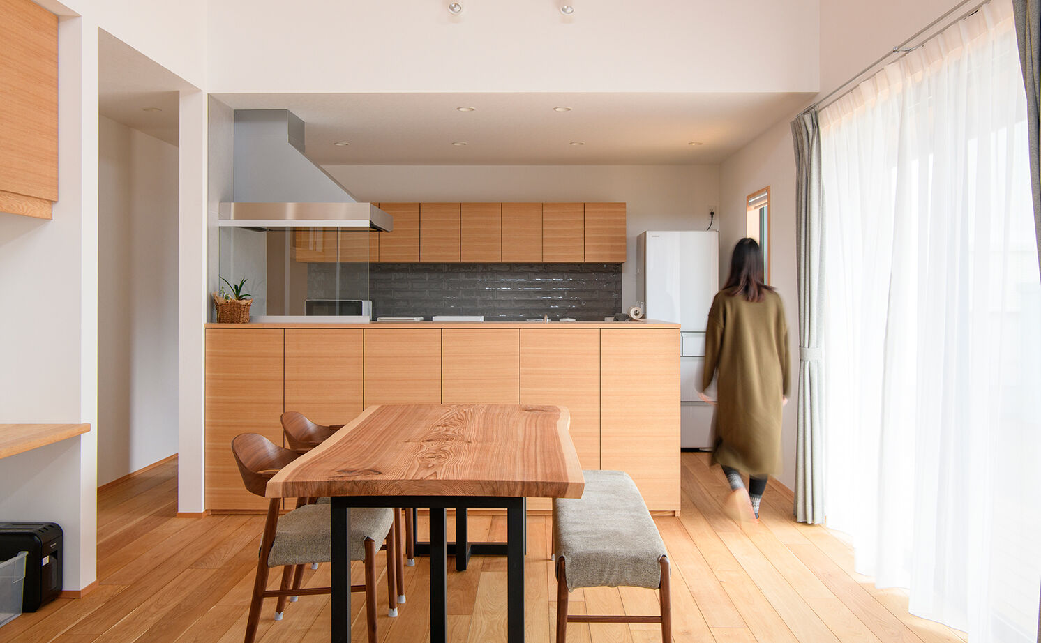 大政建築 【平屋/和モダン/30坪台】家族がつながるナチュラルな広々LDK。ほんのり和が薫る子育て間取りの平屋の建築実例画像2