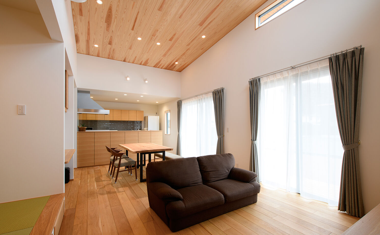 大政建築 【平屋/和モダン/30坪台】家族がつながるナチュラルな広々LDK。ほんのり和が薫る子育て間取りの平屋の建築実例画像4