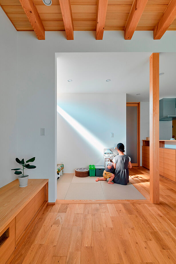大政建築 【瀬戸市｜子育て間取り】日差しと木の温もりに包まれて伸びやかに子育てできるナチュラルモダンな住まいの建築実例画像4