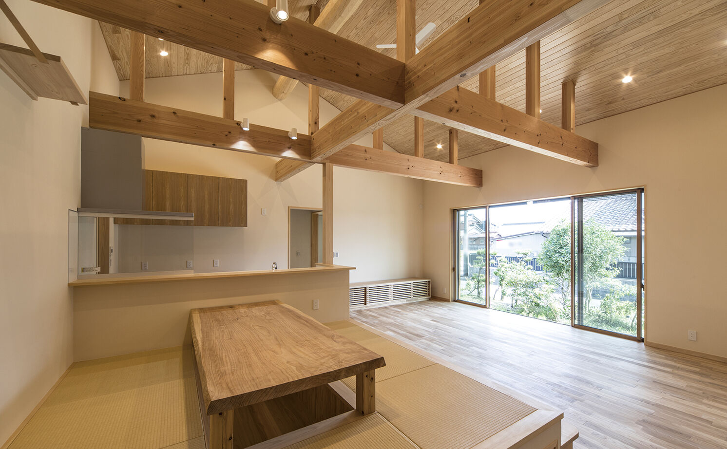 大政建築 【平屋/40坪台/和モダン/二世帯住宅】ダイニングは居酒屋スタイル。家族が寛ぐリビングは梁見せの大空間！の建築実例画像2