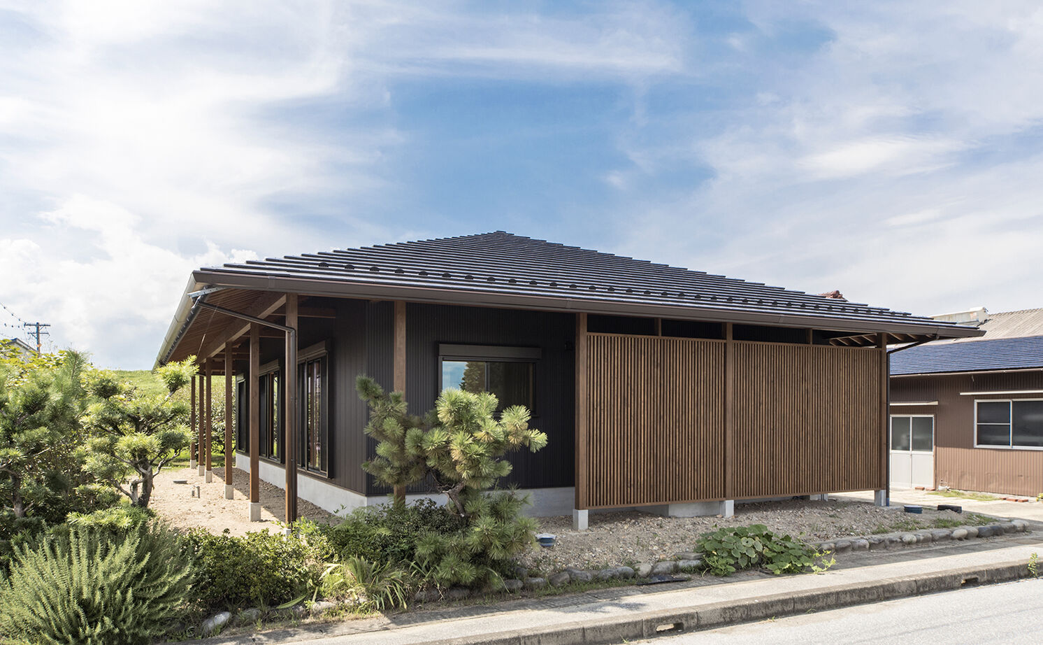 大政建築 【平屋/40坪台/和モダン/二世帯住宅】ダイニングは居酒屋スタイル。家族が寛ぐリビングは梁見せの大空間！の建築実例画像4