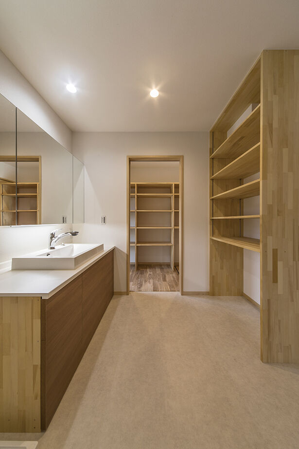 大政建築 【平屋/40坪台/和モダン/二世帯住宅】ダイニングは居酒屋スタイル。家族が寛ぐリビングは梁見せの大空間！の建築実例画像5