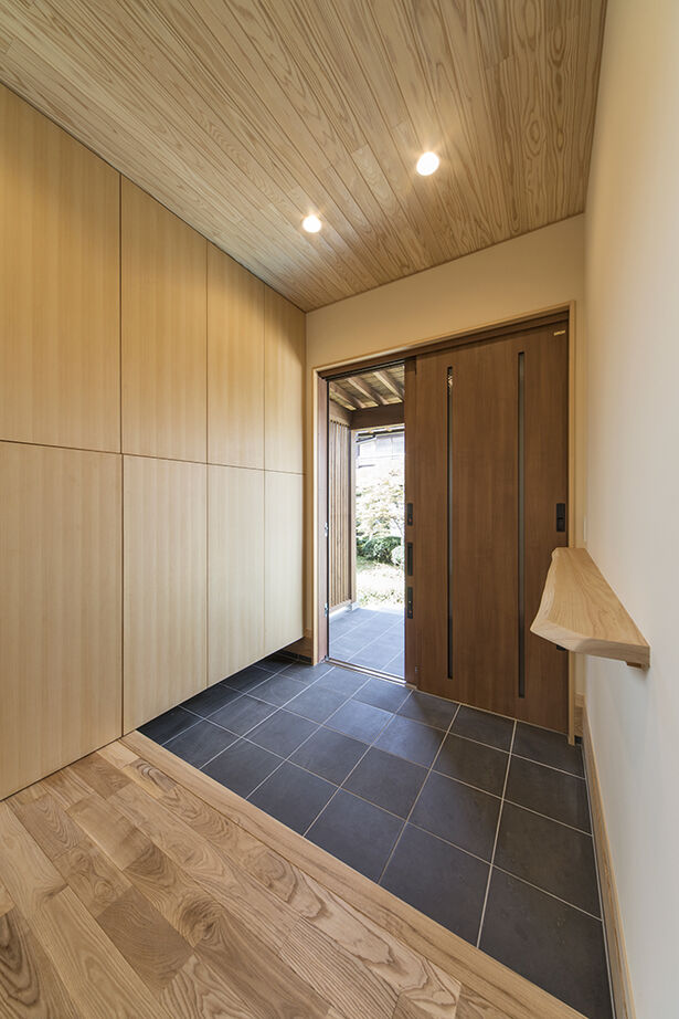 大政建築 【平屋/40坪台/和モダン/二世帯住宅】ダイニングは居酒屋スタイル。家族が寛ぐリビングは梁見せの大空間！の建築実例画像6