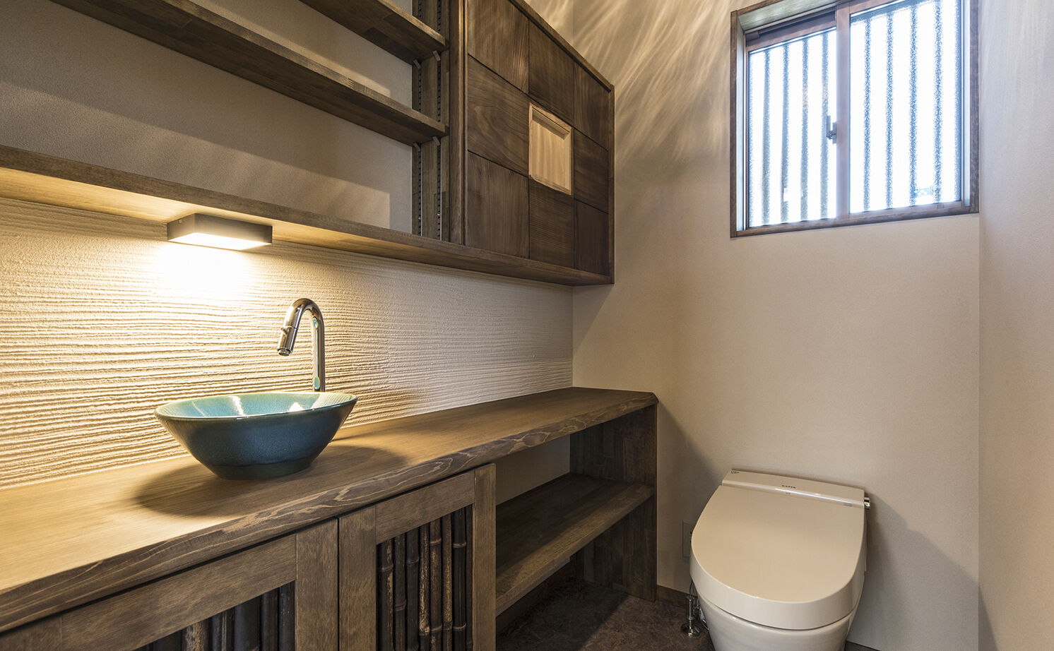 大政建築 【平屋/40坪台/和モダン/二世帯住宅】ダイニングは居酒屋スタイル。家族が寛ぐリビングは梁見せの大空間！の建築実例画像7