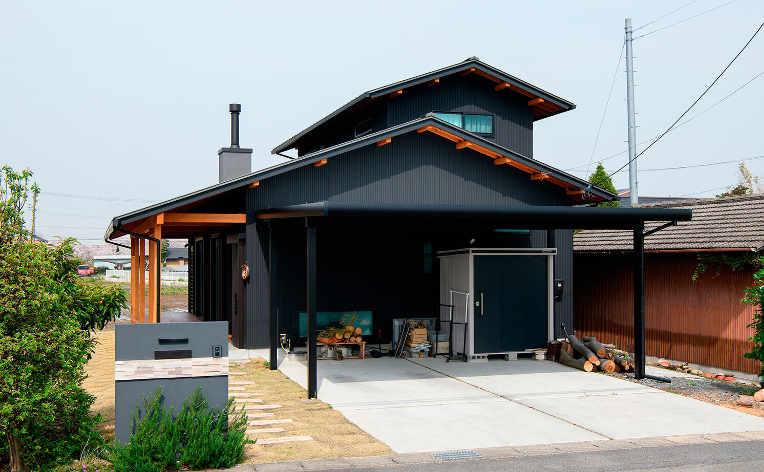 大政建築 【稲沢市｜30坪台の２階建て】薪ストーブのあるLDKはロッジのよう。スローな時間を楽しむ和モダンな家の建築実例画像1